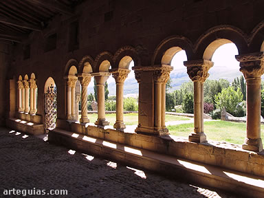 Precioso paisaje que se divisa desde el interior de la galer&iacute;a porticada