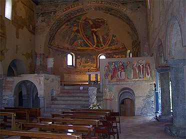 San Vincenzo de Galliano: interior de la iglesia