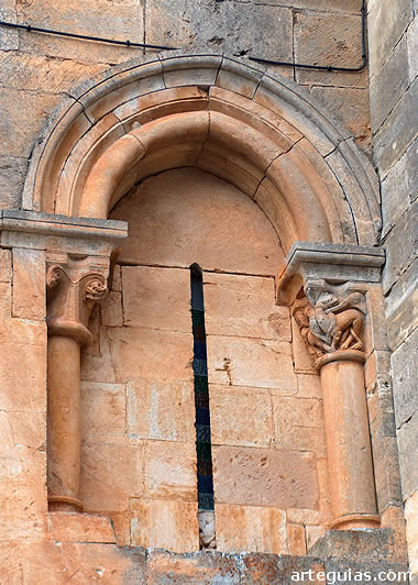 Ventanal de la iglesia de Gredilla de Sedano