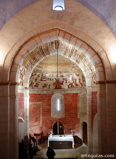 Cabecera de la iglesia con sus pinturas