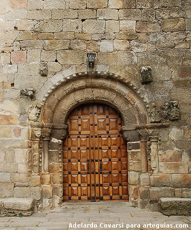 Hoyos. Iglesia del Buen Var&oacute;n: puerta rom&aacute;nica
