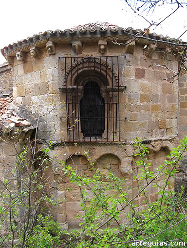 El &aacute;bside de esta iglesia es el m&aacute;s original de la comarca