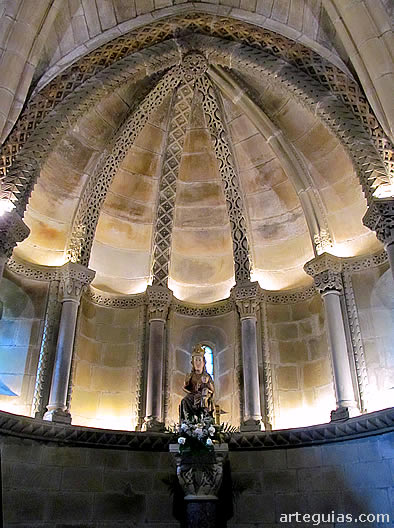Interior del &aacute;bside principal de la Colegiata de Arbas del Puerto