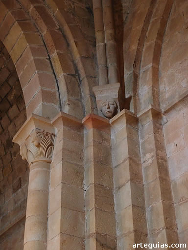 Estructura espectacular de  los pilares y columnas de sustentaci&oacute;n interiores