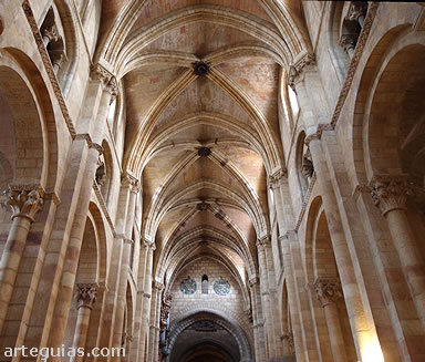 Aspecto interior de la bas&iacute;lica de San Vicente