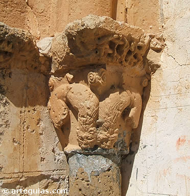 Capitel con leones en la puerta sur