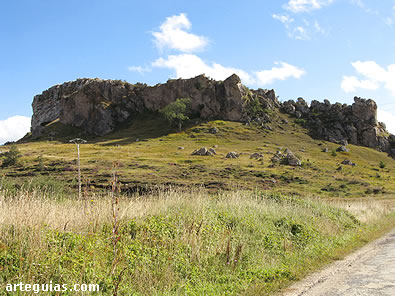 La roca que da nombre a la poblaci&oacute;n de La Piedra