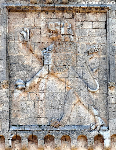 relieve de un le&oacute;n  en la torre del homenaje