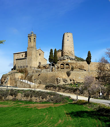 LLoberola con su iglesia de Sant Miquel y la torre del Castell de Lloberola