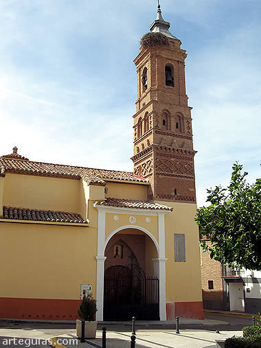 Campanario mud&eacute;jar en la iglesia de Lumpiaque (Comarca de Valdejal&oacute;n)