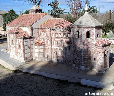 Una de las maquetas del Parque es la de  la iglesia de San Miguel, y un tramo de la muralla, en Olmedo