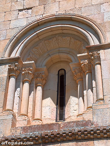 Precioso ventanal del muro meridional