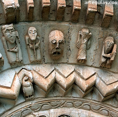 Detalle escult&oacute;rico de las arquivoltas