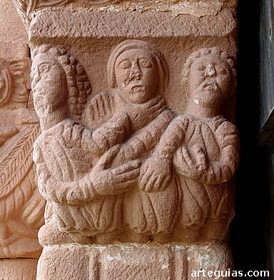 Extra&ntilde;a composici&oacute;n en una de las mochetas de la puerta sur de la iglesia de Tozalmoro