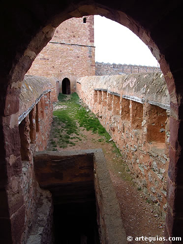 Adarve de comunicaci&oacute;n entre las torres