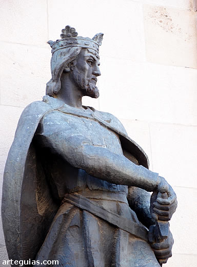 Monarqu&iacute;a medieval: estatua de Alfonso VIII