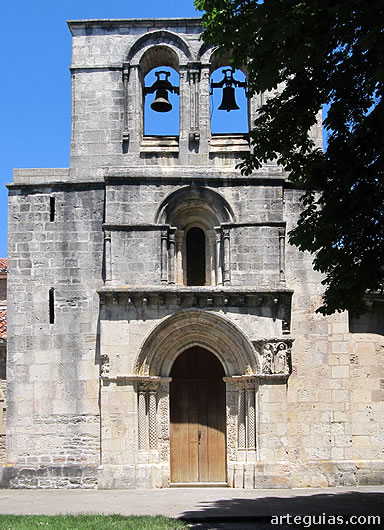 Puerta Speciosa con el ventanal y la espada&ntilde;a