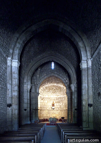 Interior de la nave. Al fondo: el &aacute;bside principal
