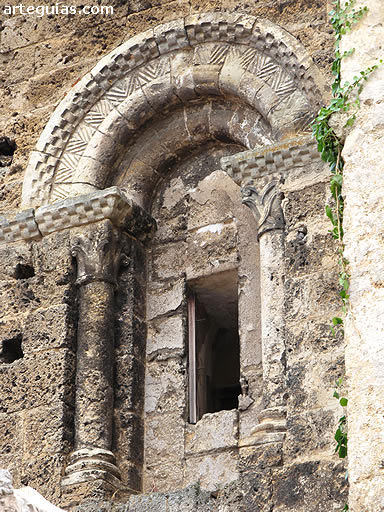 Ventanal rom&aacute;nico del Monasterio de O&ntilde;a