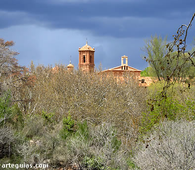 Atardecer tormentoso en el Monasterio de Piedra