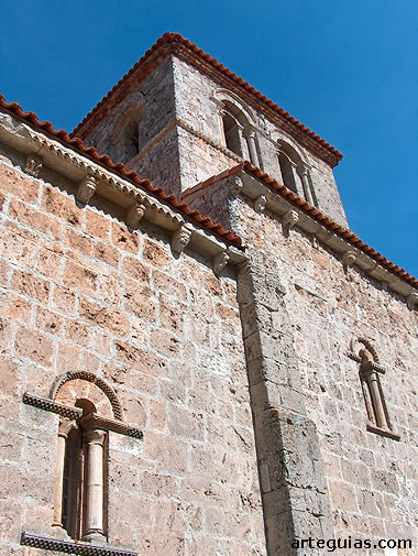 Muros sur y campanario del Monasterio de Rodilla