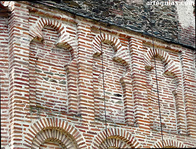 Iglesia de Santiago: arcos trilobulados