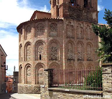 Rom&aacute;nico Mud&eacute;jar en Salamanca: &aacute;bside de la iglesia de Santiago de Alba de Tormes