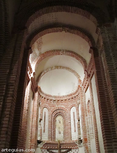 &Aacute;bside meridional de la iglesia de San Andr&eacute;s de Cu&eacute;llar, joya del mud&eacute;jar de Segovia