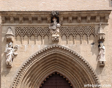 Puerta de San Marcos: fusi&oacute;n de formas cistercienses cristianas con decoraci&oacute;n almohade