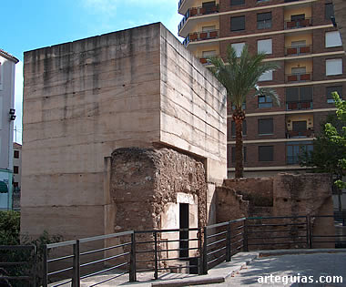 Cubo restaurado de la muralla medieval de Cocentaina