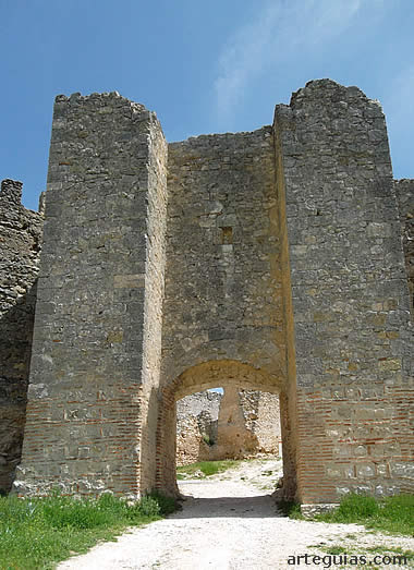 Puerta de la muralla de la villa de Fuentidue&ntilde;a