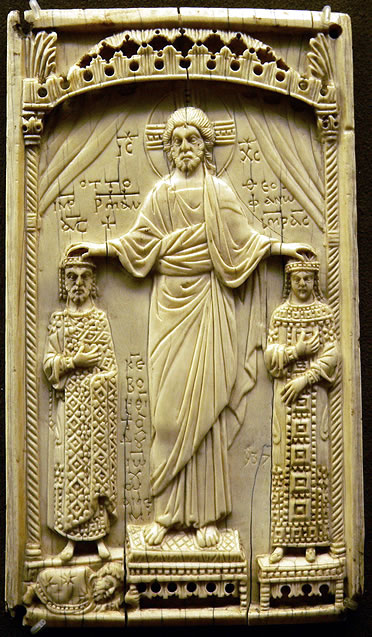 Marfil bizantino que representa a Cristo coronando al  emperador Ot&oacute;n II y a la princesa bizantina Te&oacute;fano