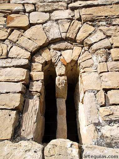 Ventanal del hastial de la Ermita de San Ant&oacute;n de Pano