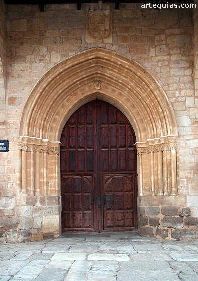Puerta g&oacute;tica con arca&iacute;smos rom&aacute;nicos en Paredes de Nava (Tierra de Campos)