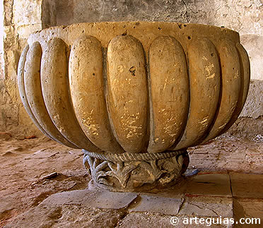 Pila baitismal rom&aacute;nica en la iglesia de  San Miguel de Tur&eacute;gano