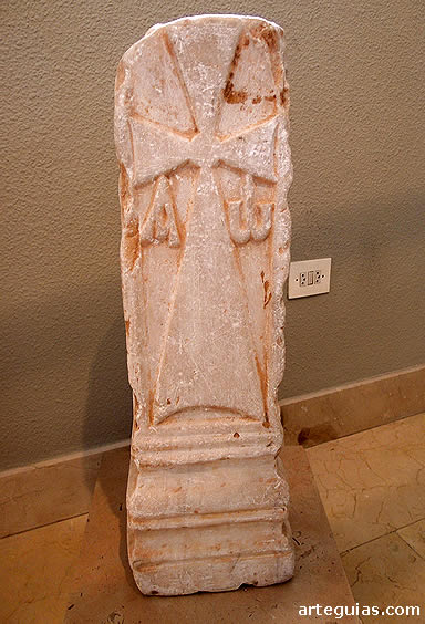 Pilastra visigoda con el Crism&oacute;n. Museo de Burgos