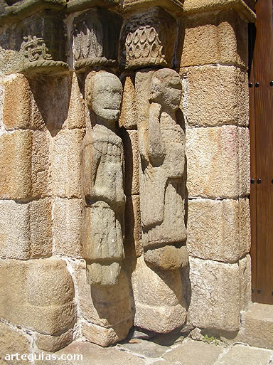 Estatuas columna de la puerta de la iglesia de Puebla de Sanabria