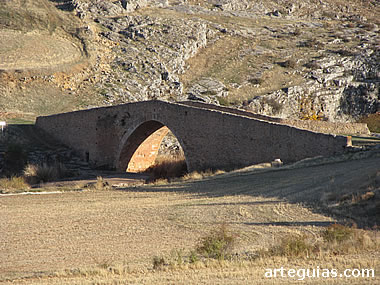 Sencillo puente rom&aacute;nico con perfil de "lomo de asno". Caracena (Soria)