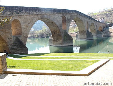Puente del siglo XI sobre el r&iacute;o Arga