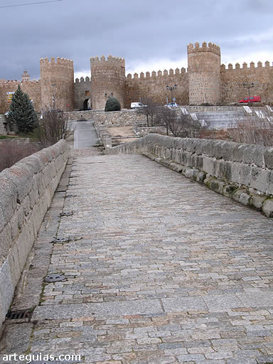 Puente rom&aacute;nico sobre el r&iacute;o Adaja y al fondo la muralla