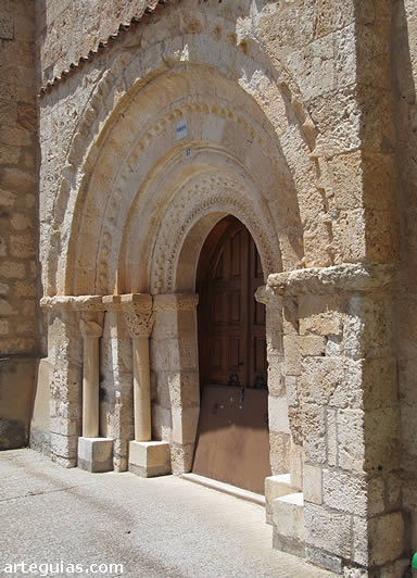 Puerta de la iglesia de Caba&ntilde;es de Esgueva