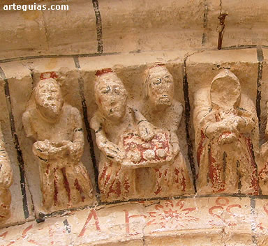 Detalle de las escultura de una de las arquivoltas