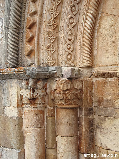 Capiteles y arquivoltas de la puerta