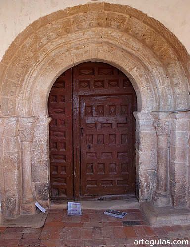 Puerta de la iglesia soriana de Los Llamosos. Se aprecian arcos de herradura