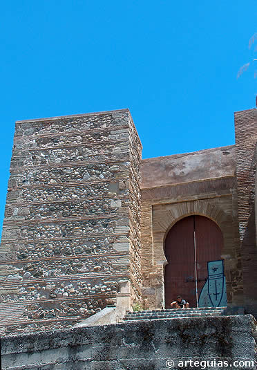 Puerta Monaita, del siglo XI, de construcci&oacute;n previa a la dinast&iacute;a nazar&iacute; de Granada