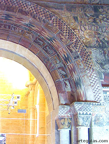 Policrom&iacute;a rom&aacute;nica en una de las puertas de la capilla del castillo de Alca&ntilde;iz, Teruel
