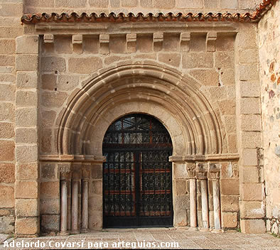 Puerta rom&aacute;nica de la iglesia de Santa Eulalia