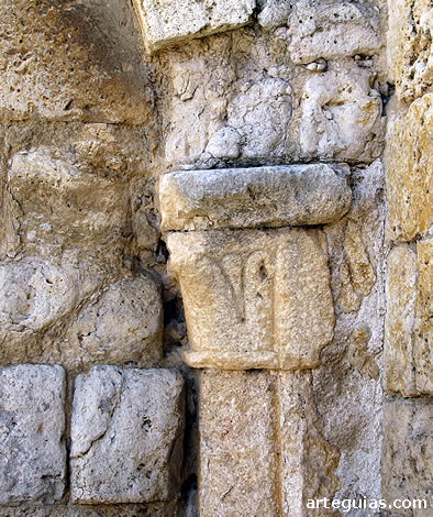 Columna de la puerta sur, hoy cegada