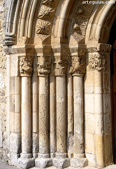 Columnas y arcos de la puerta de Ochate integrada en el templo parroquial de Uzquiano