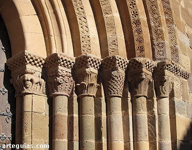 Detalle de la puerta occidental de la iglesia